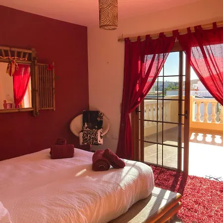 Ingrid. Piscina Exterior. * Las Playas