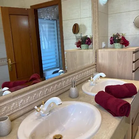 Ingrid. Piscina Exterior.